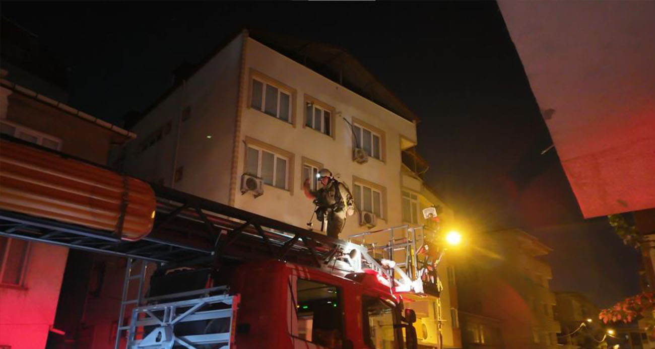Pendik’te 3 katlı binanın çatısında yangın paniği