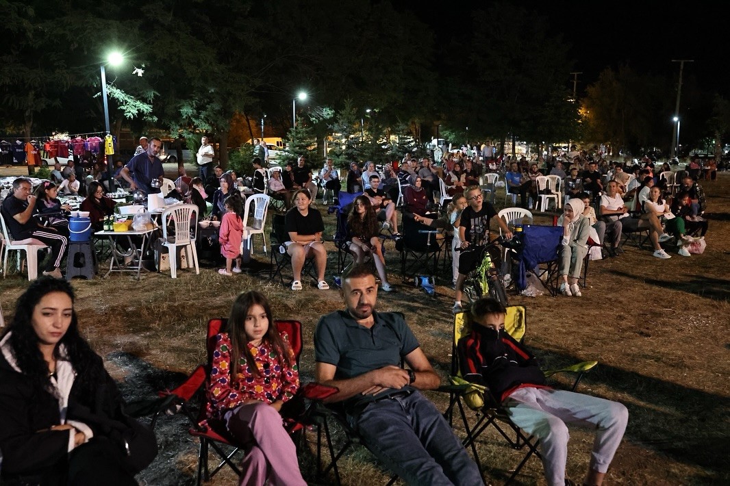 Yoncalı’da vatandaşlar açık hava sinemasının keyfini çıkardı