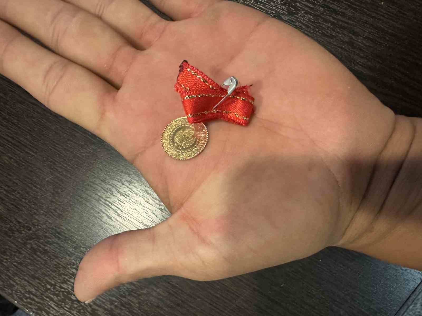 Bulduğu çeyrek altını polise teslim etti