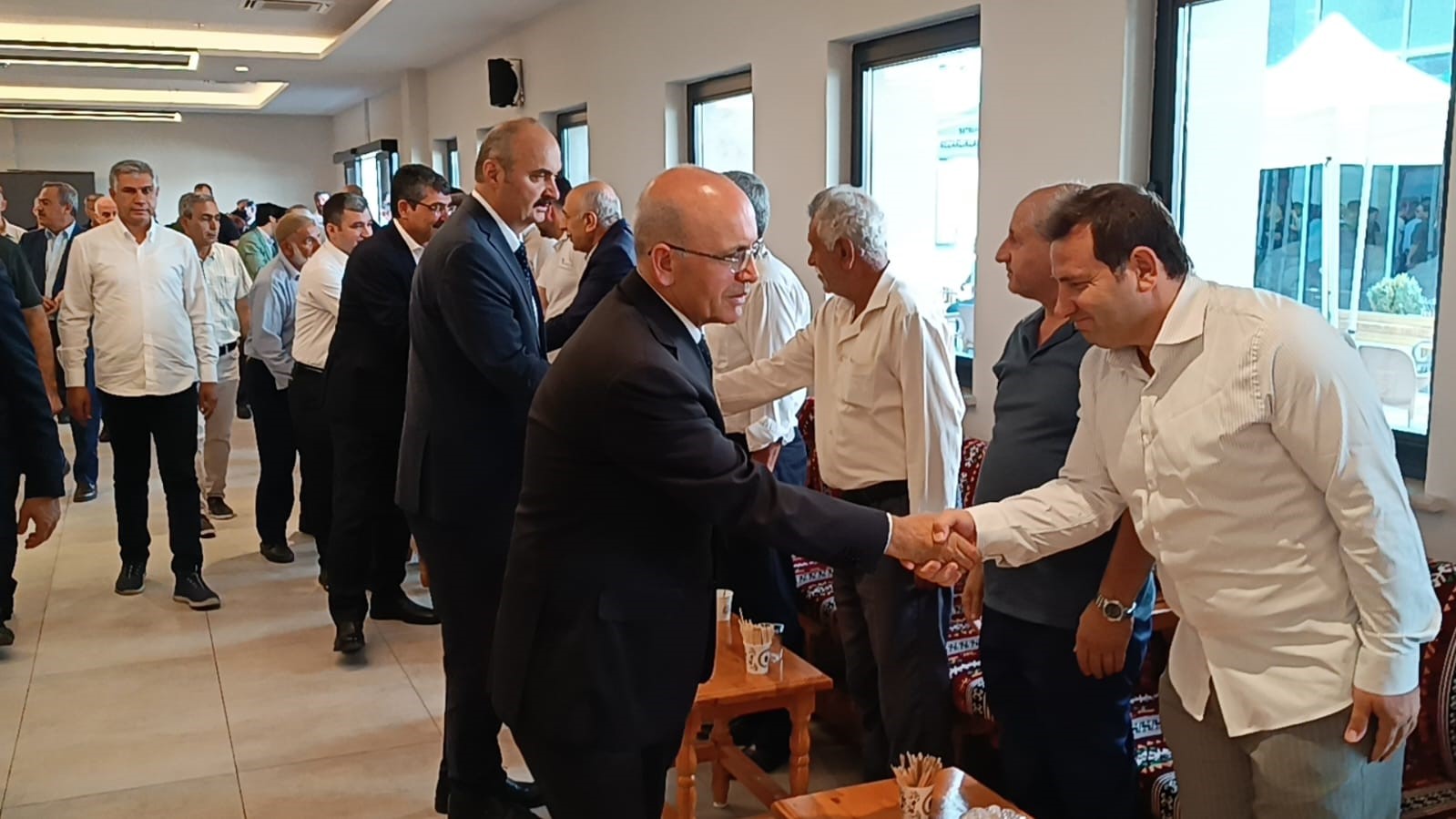 Bakan Şimşek, memleketi Batman’da ağabeyinin taziyelerini kabul etti