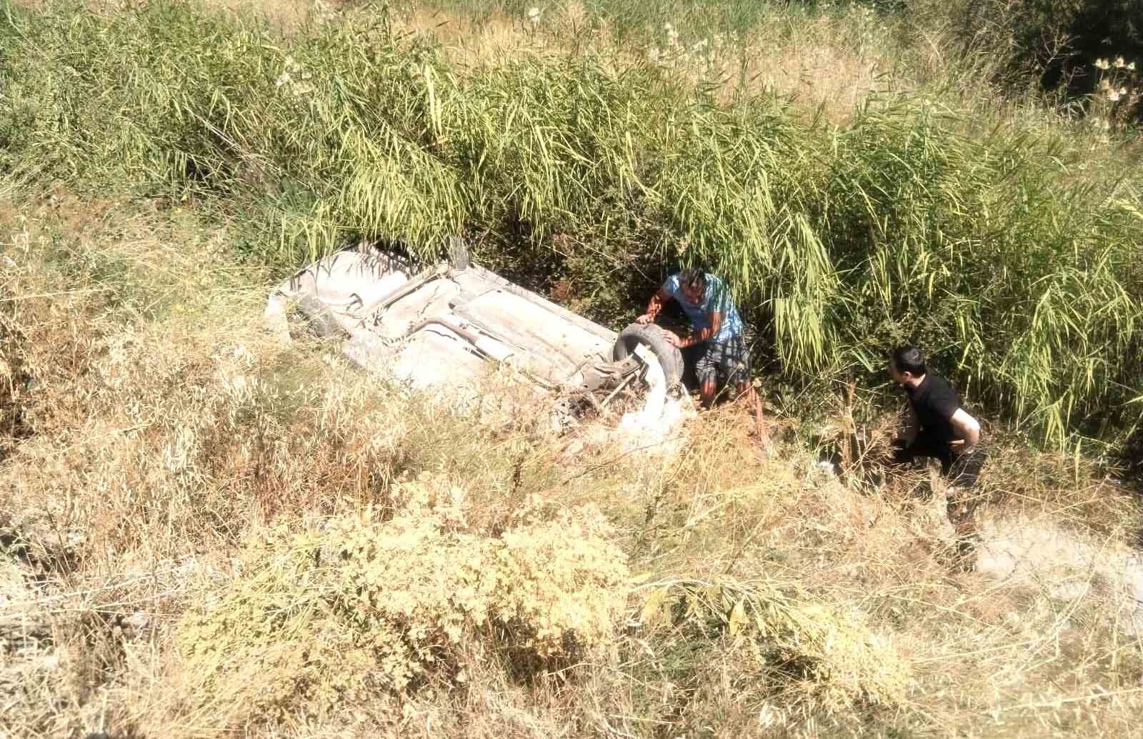 Kütahya’da otomobil su kanalına devrildi: 2 yaralı
