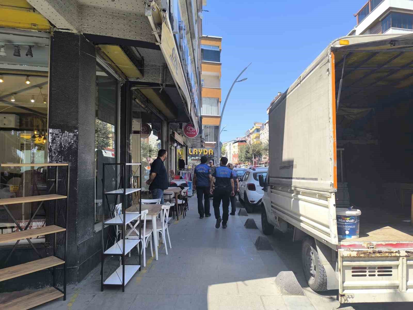 Sultangazi’de zabıtalardan kaldırım işgaline geçit yok