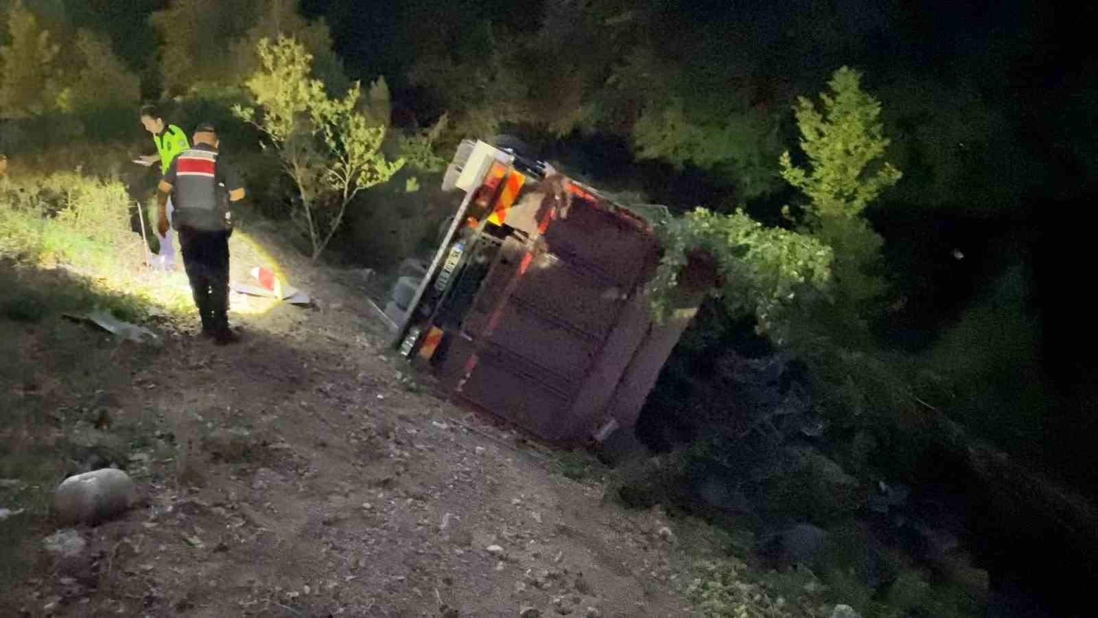 Kontrolden çıkan kamyon şarampole yuvarlandı: 3 yaralı