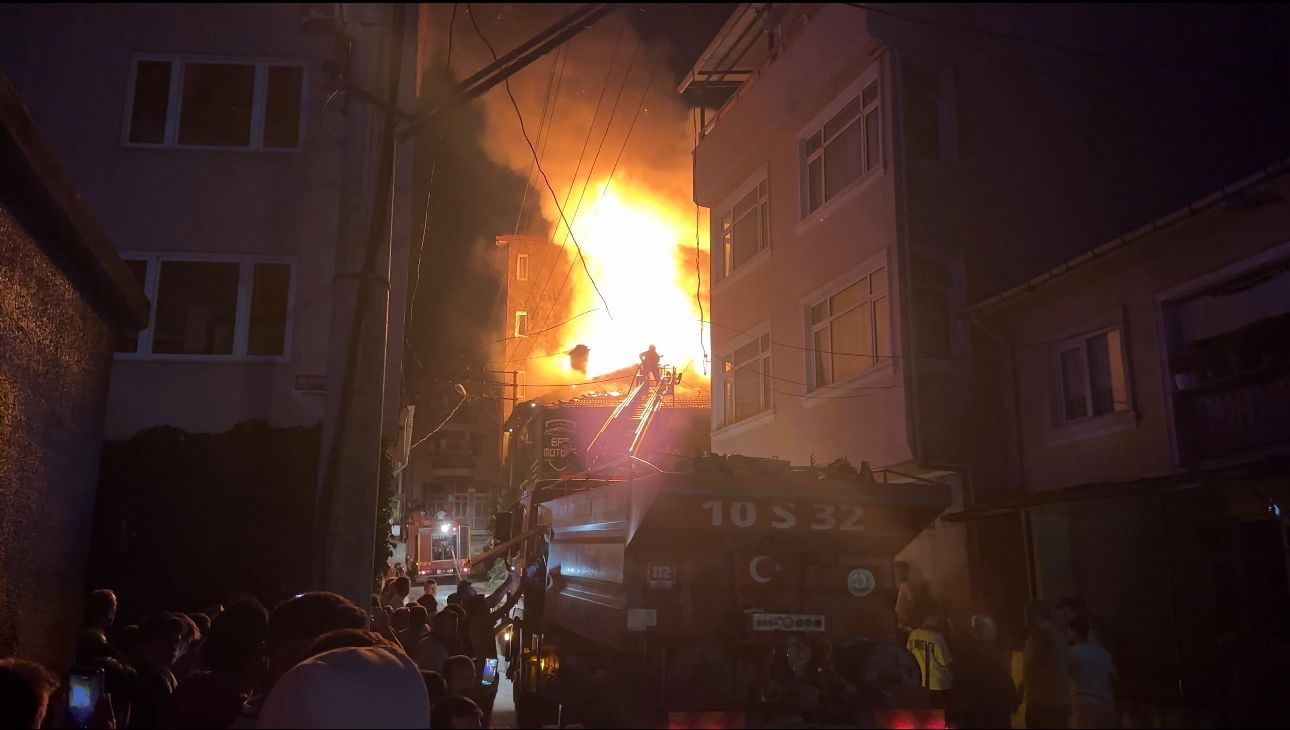 Dursunbey’de korkutan ev yangını... Yavru kediler böyle kurtarıldı