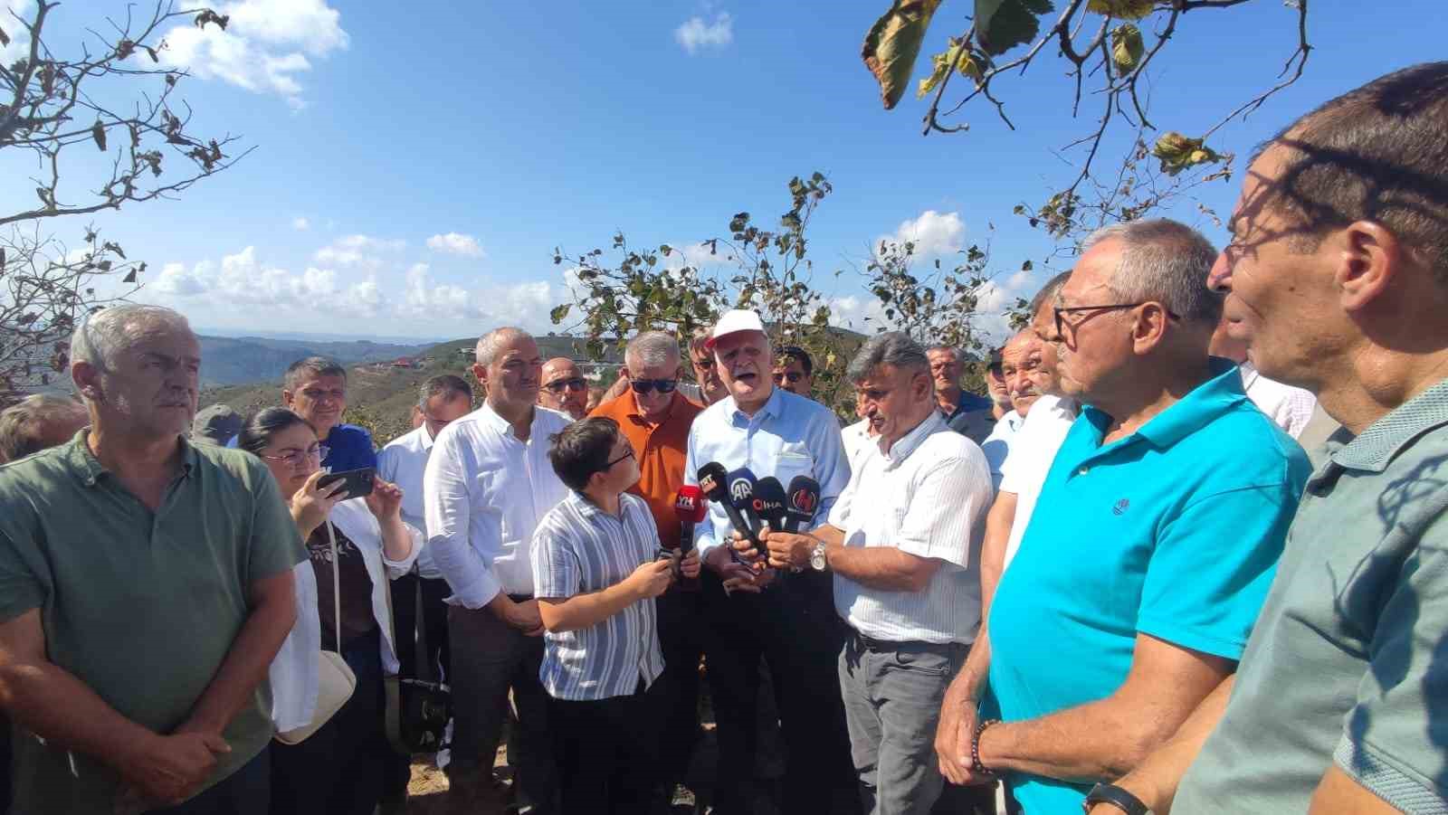 TZOB Genel Başkanı Bayraktar, Sakarya’da kuraklıktan zarar gören fındık bahçelerini inceledi