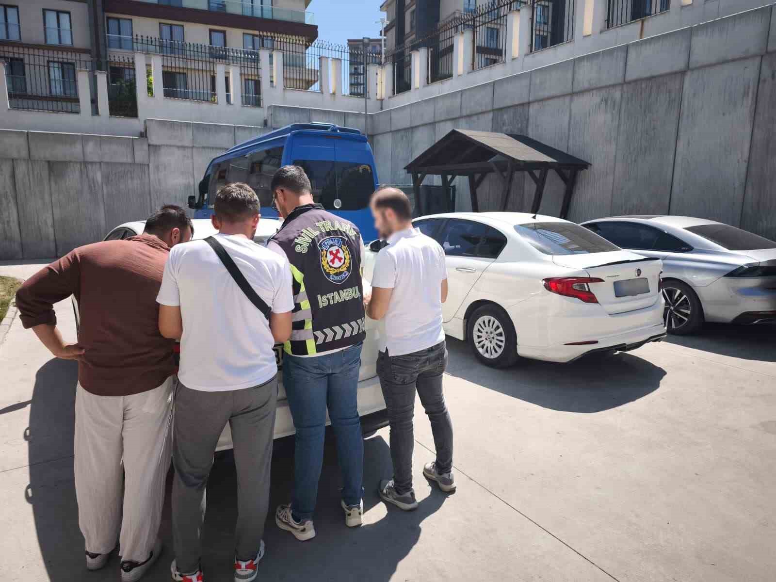 Beylikdüzü’nde ters yönde ilerleyen sürücüler trafiği tehlikeye attı