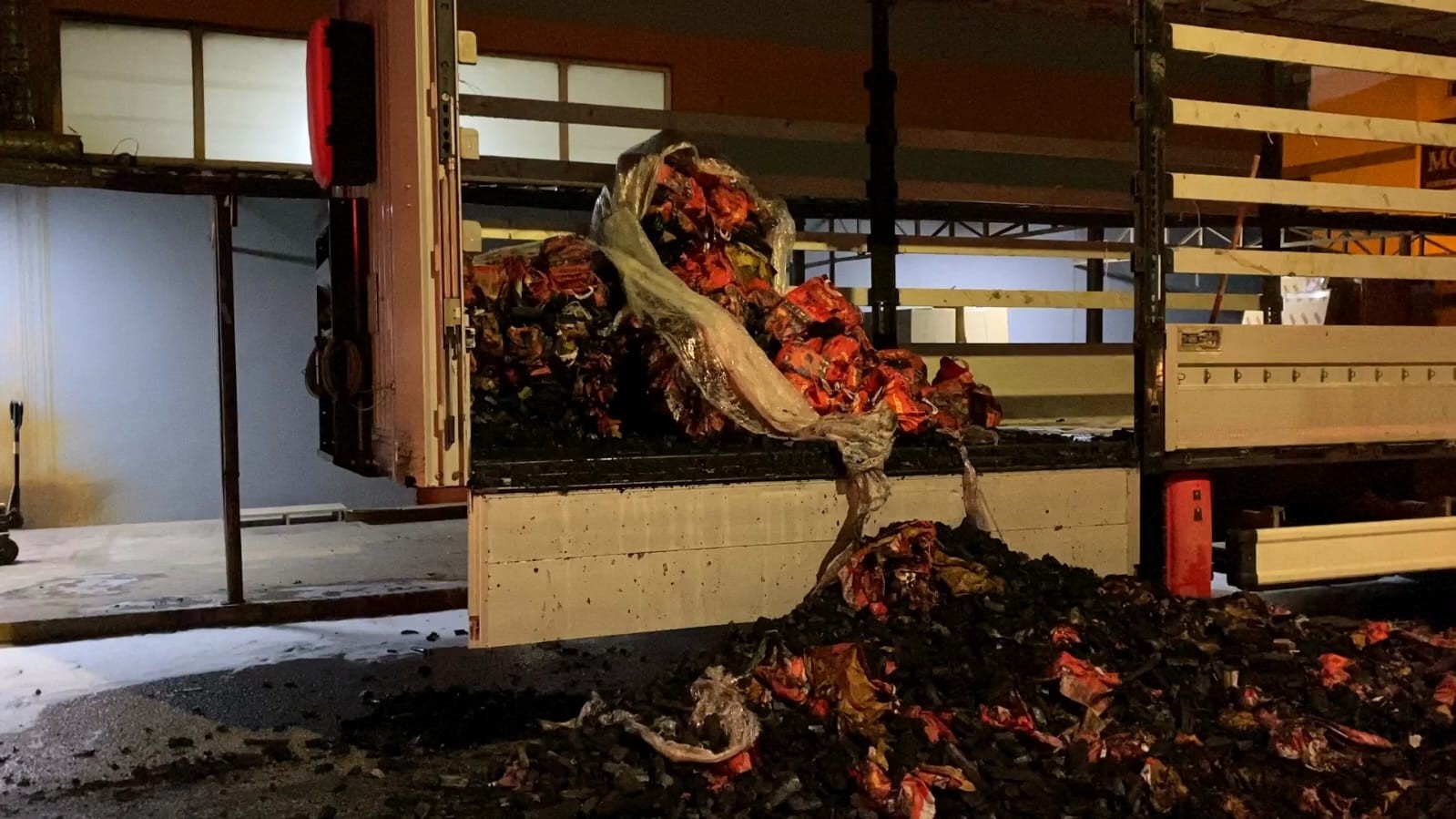 Mangal kömürü yüklü tır alev alev yandı