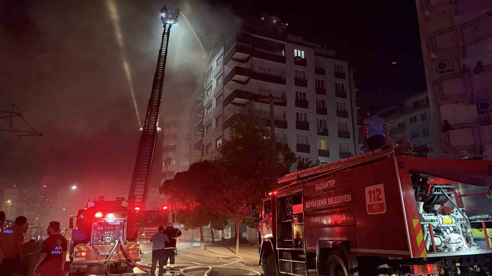 Gaziantep’te 7 katlı binada yangın paniği