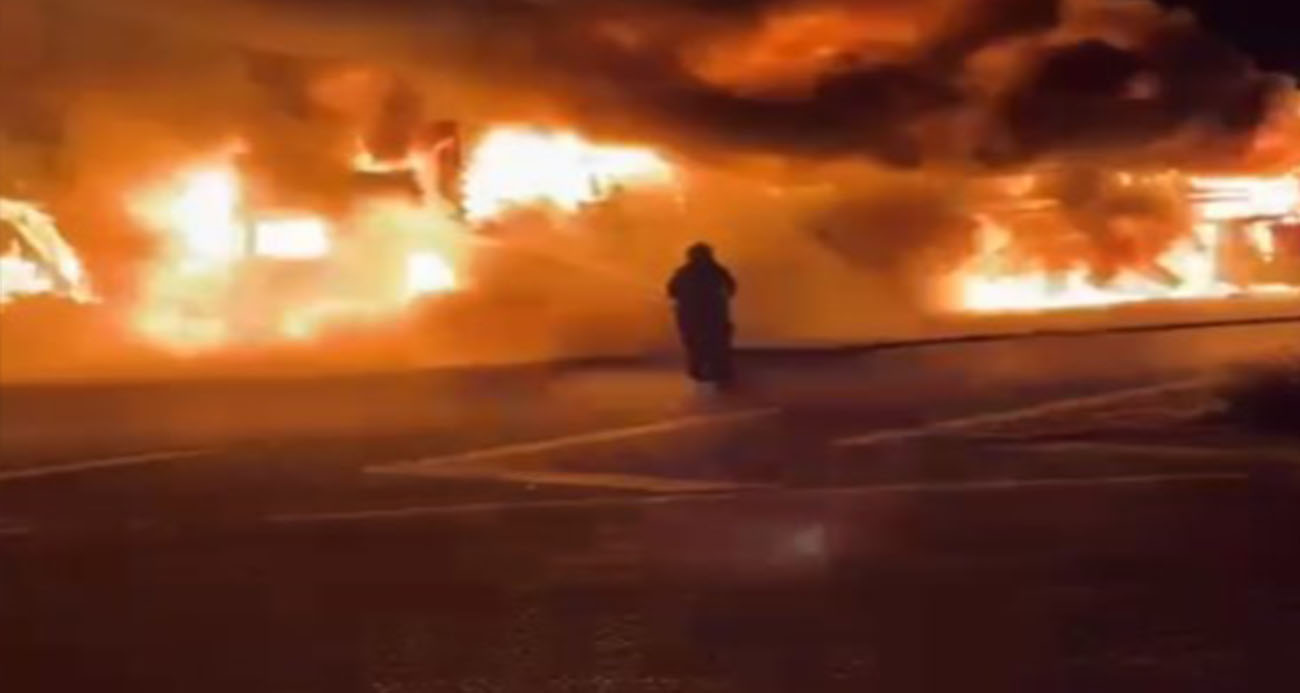 Çamaşır makinesi yüklü tır alev topuna döndü