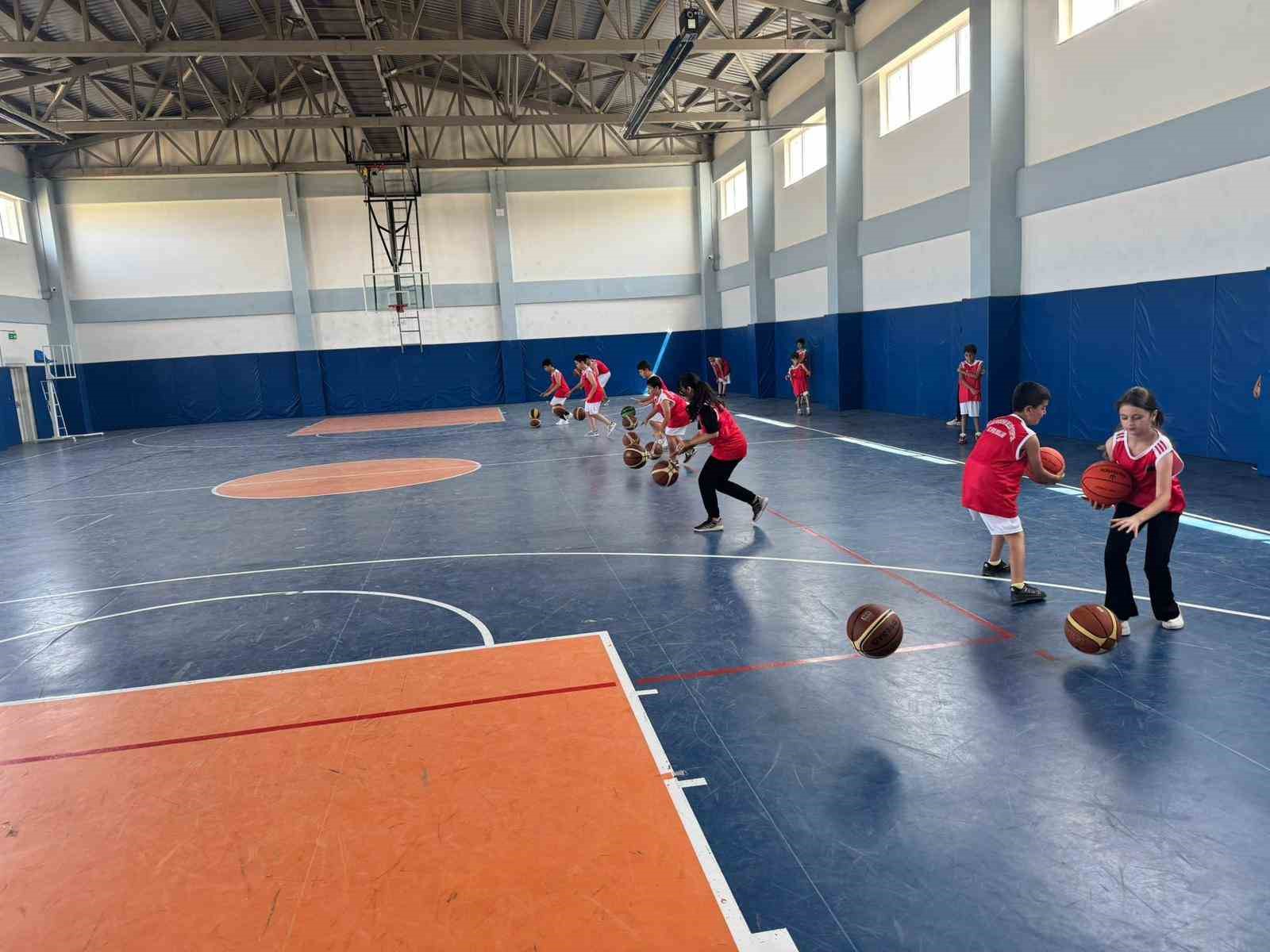 Vanlı minikler basketbol ile yaz tatillerini değerlendiriyor