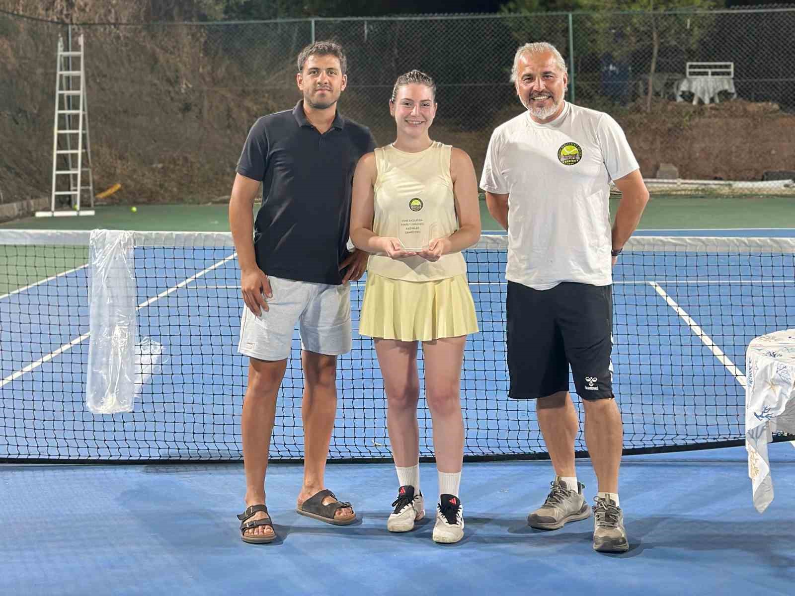 Tenis turnuvasında şampiyon olanlar halıyı kaptı