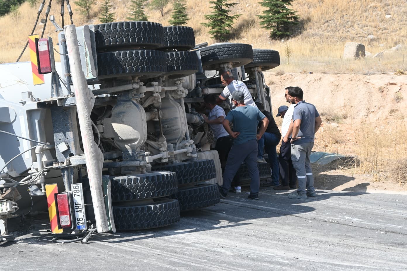Kontrolden çıkan beton mikseri refüje devrildi: 1 yaralı