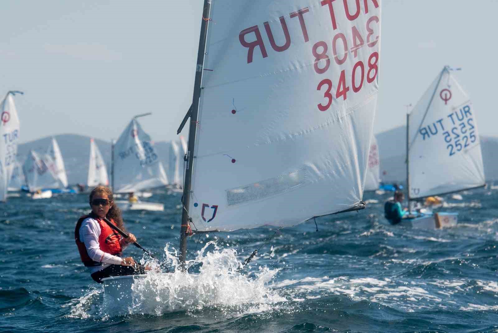 Olympos Regatta’da genç yelkenciler dalgalara meydan okudu