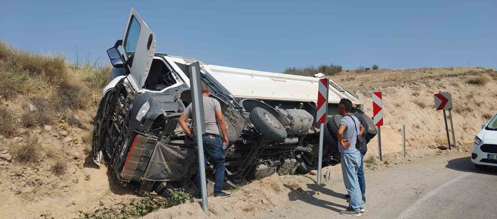 Ankara’da kontrolden çıkan kamyon devrildi: 1 yaralı