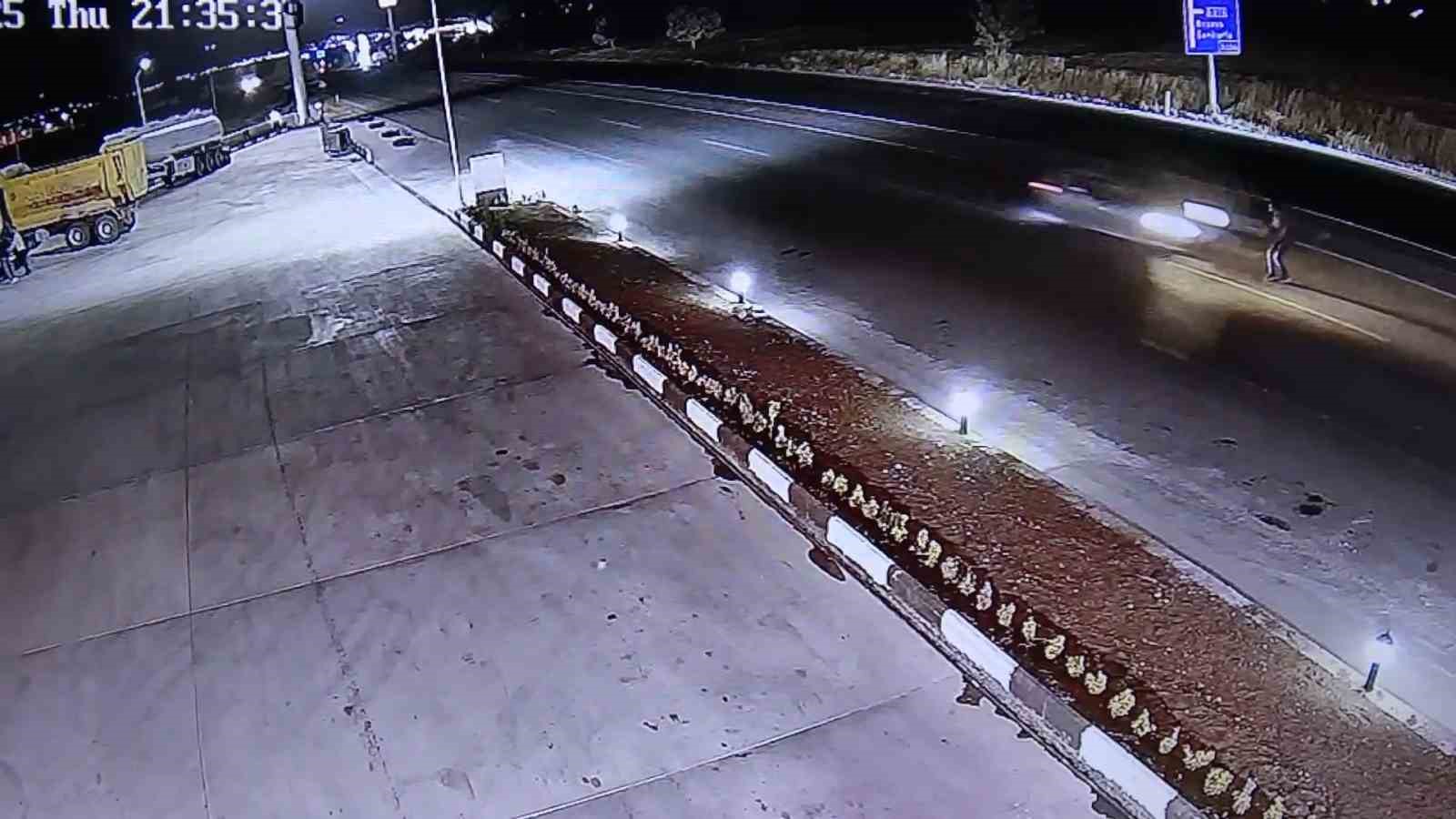 Yolun karşısına geçmek isteyen adama otomobil çarptı... Feci kaza kamerada