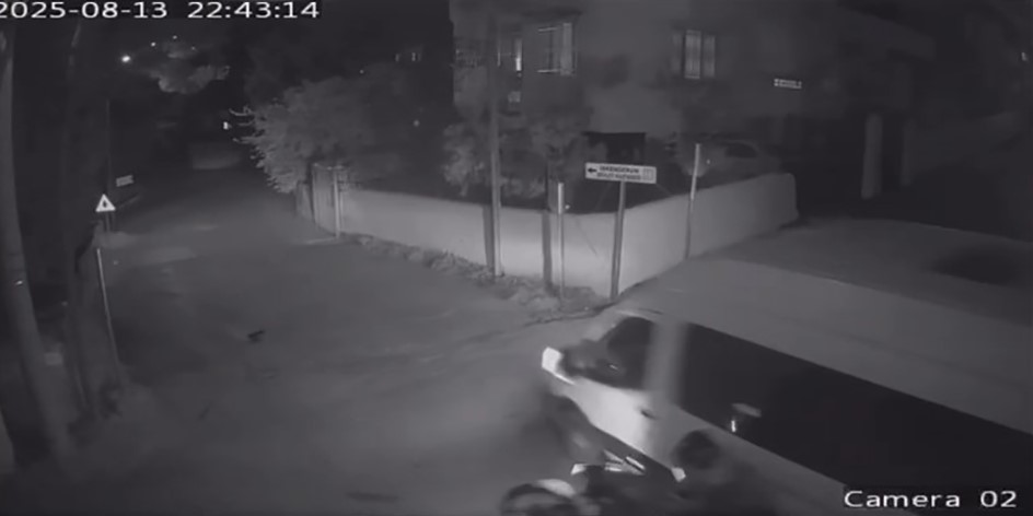 Motosikletin, minibüse ok gibi saplandığı kaza kamerada