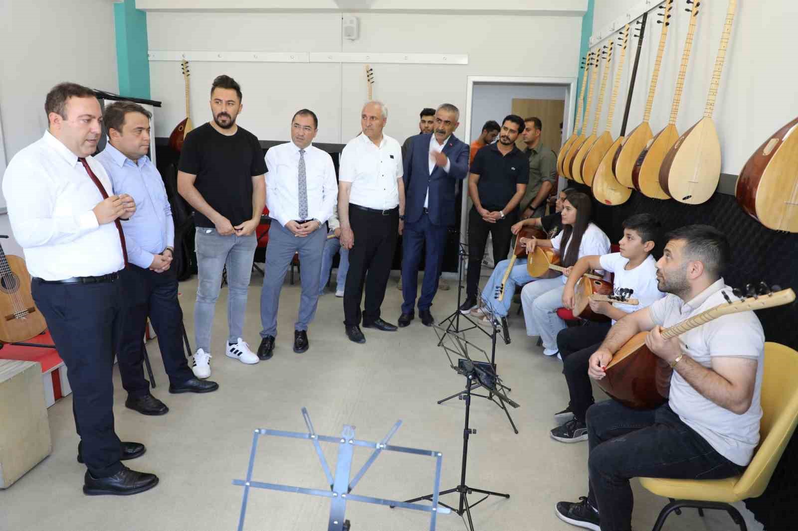 Ağrı Vali Yardımcısı Karataş, Eleşkirt Gençlik Merkezini ziyaret etti