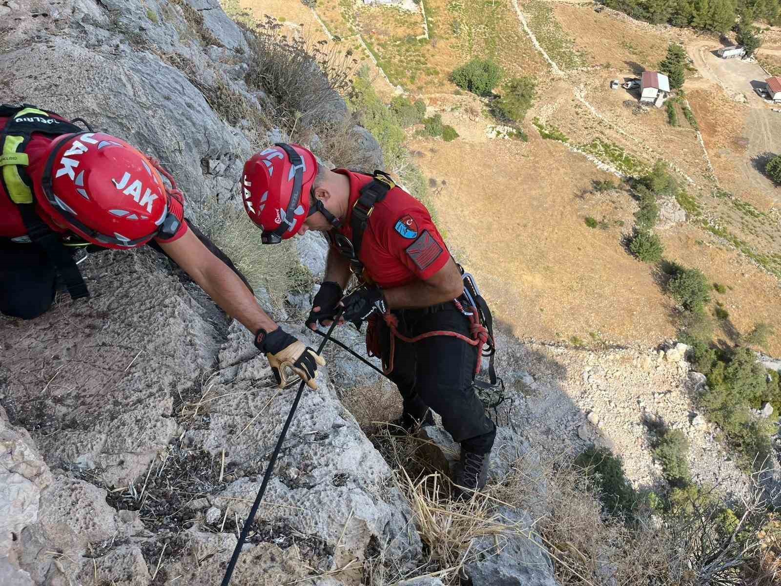 Serik’te uçurumda 3 gündür mahsur kalan keçi, ekipler tarafından kurtarıldı