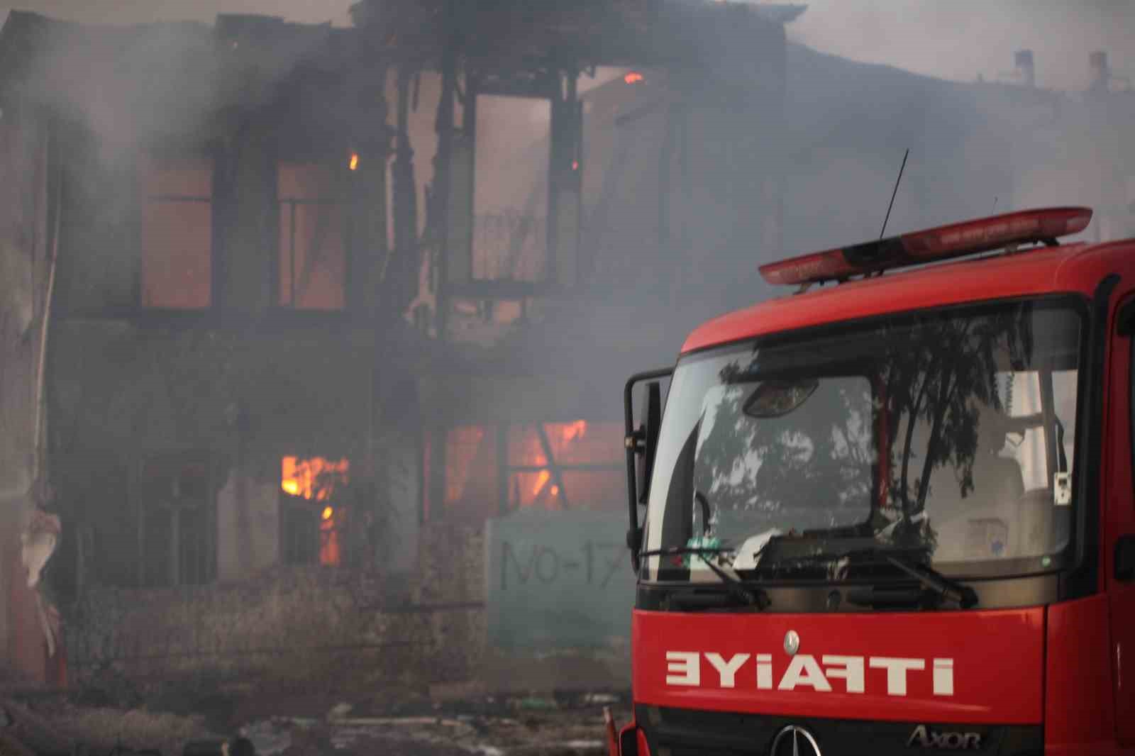 Konya’da metruk binada yangın