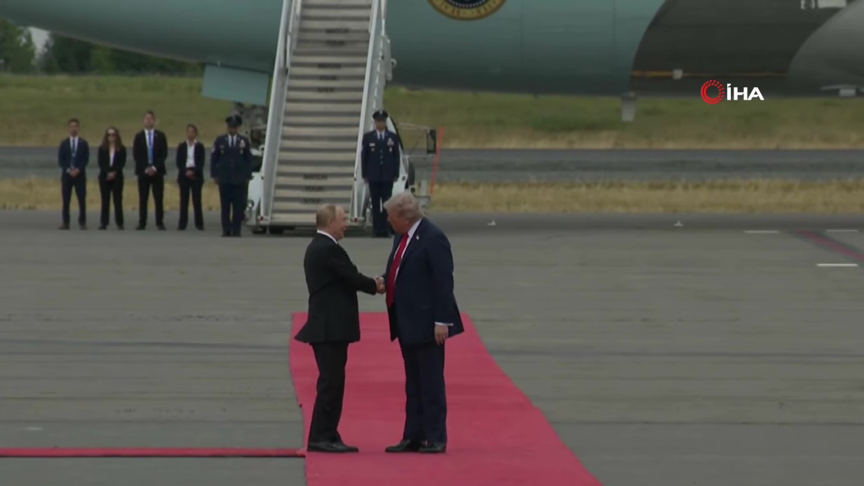 Trump, Alaska'da Putin'i karşıladı