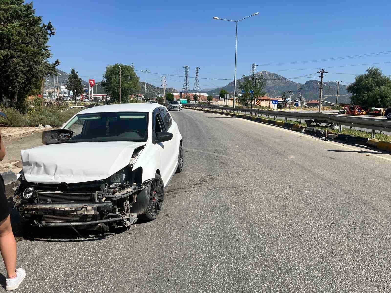 Eğirdir’de virajı alamayan otomobil bariyerlere çarptı: 3 yaralı