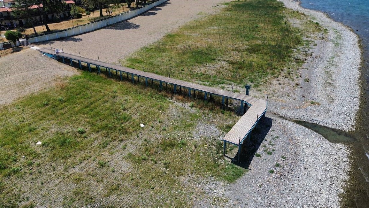 İznik Gölü’nün en büyük iskelesi karada kaldı