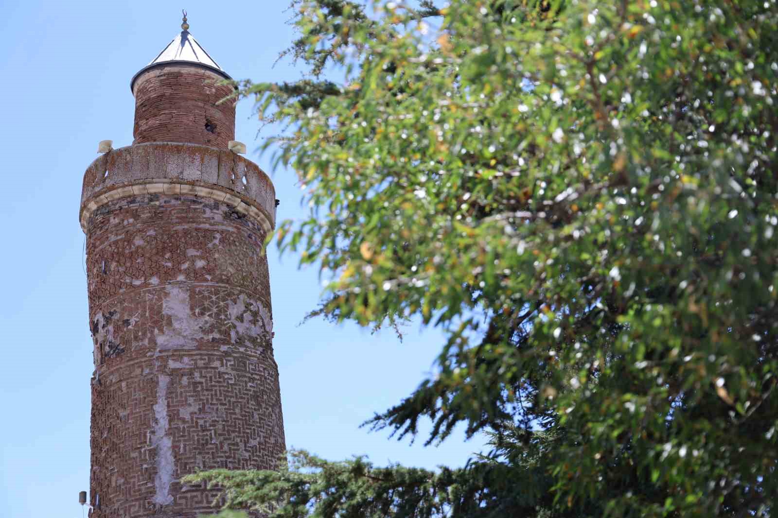 4 bin yıllık Harput’a gelenler, Pisa’dan daha eğri minareyi görünce şaşırıyor