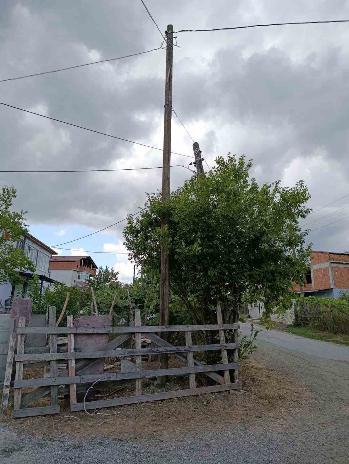 Eğik duran elektrik direği düzeltildi