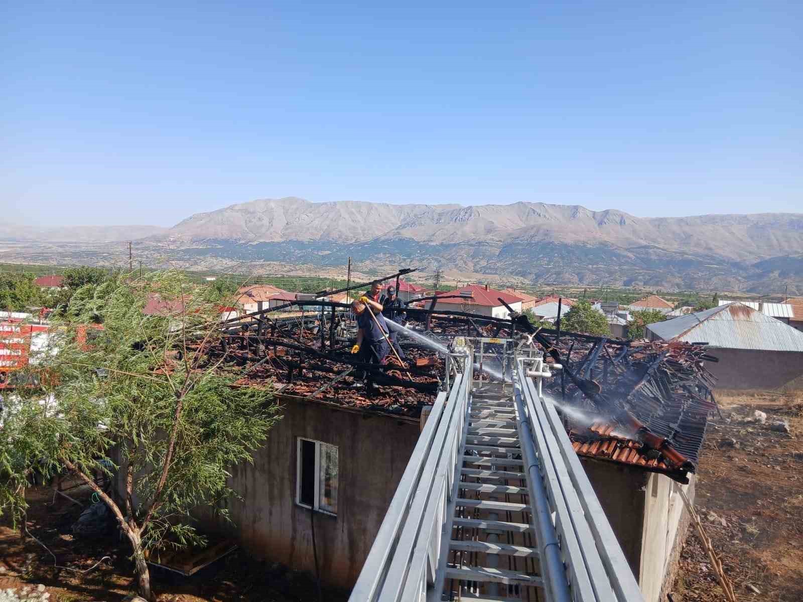 Doğanşehir’de çatı yangını