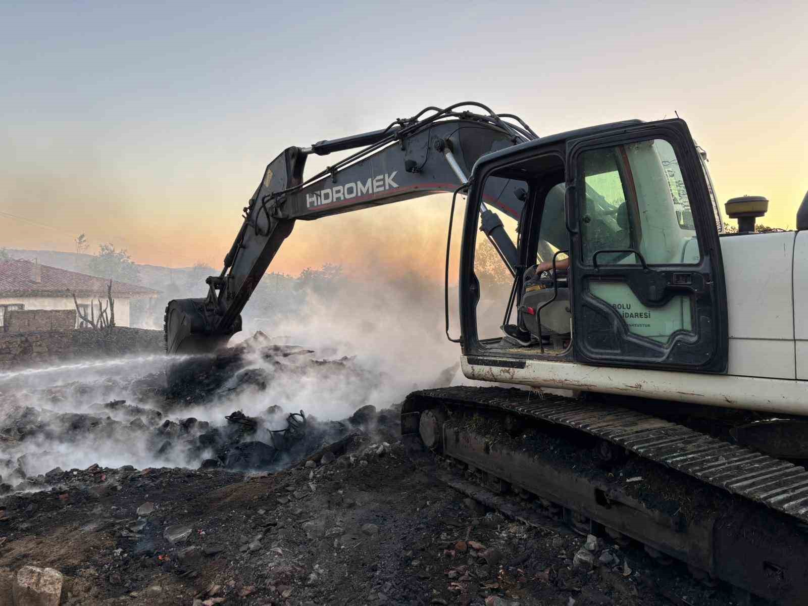 Bolu’da alevler önüne gelen yapıyı küle çevirdi: 3 ev, 2 ahır, 2 samanlık yandı