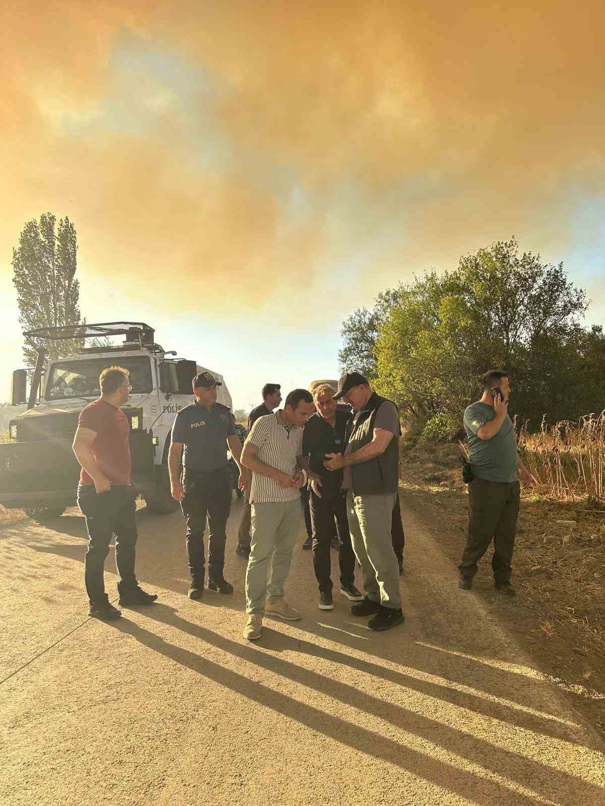 Çanakkale Valisi Toraman yangın bölgesinde yürütülen çalışmaları yakından takip etti