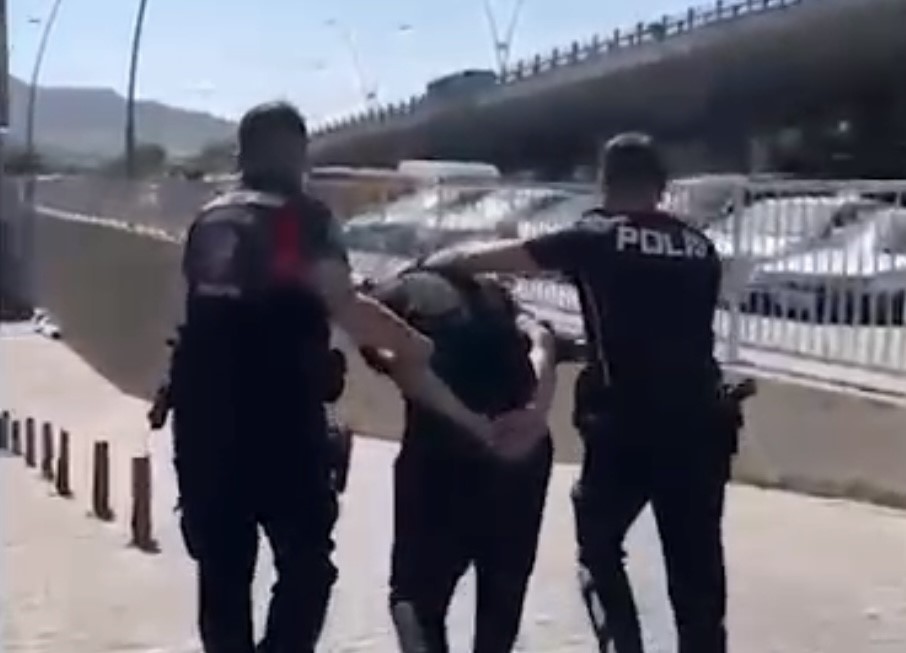 Aranan şahıs uyuşturucuyla yakalandı