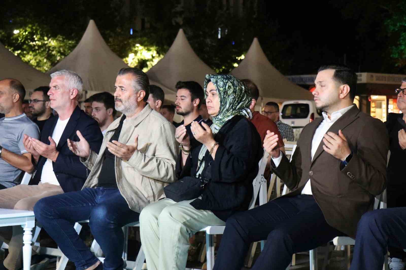 Deprem saati 03.02’de Sakarya’da eller semaya açıldı