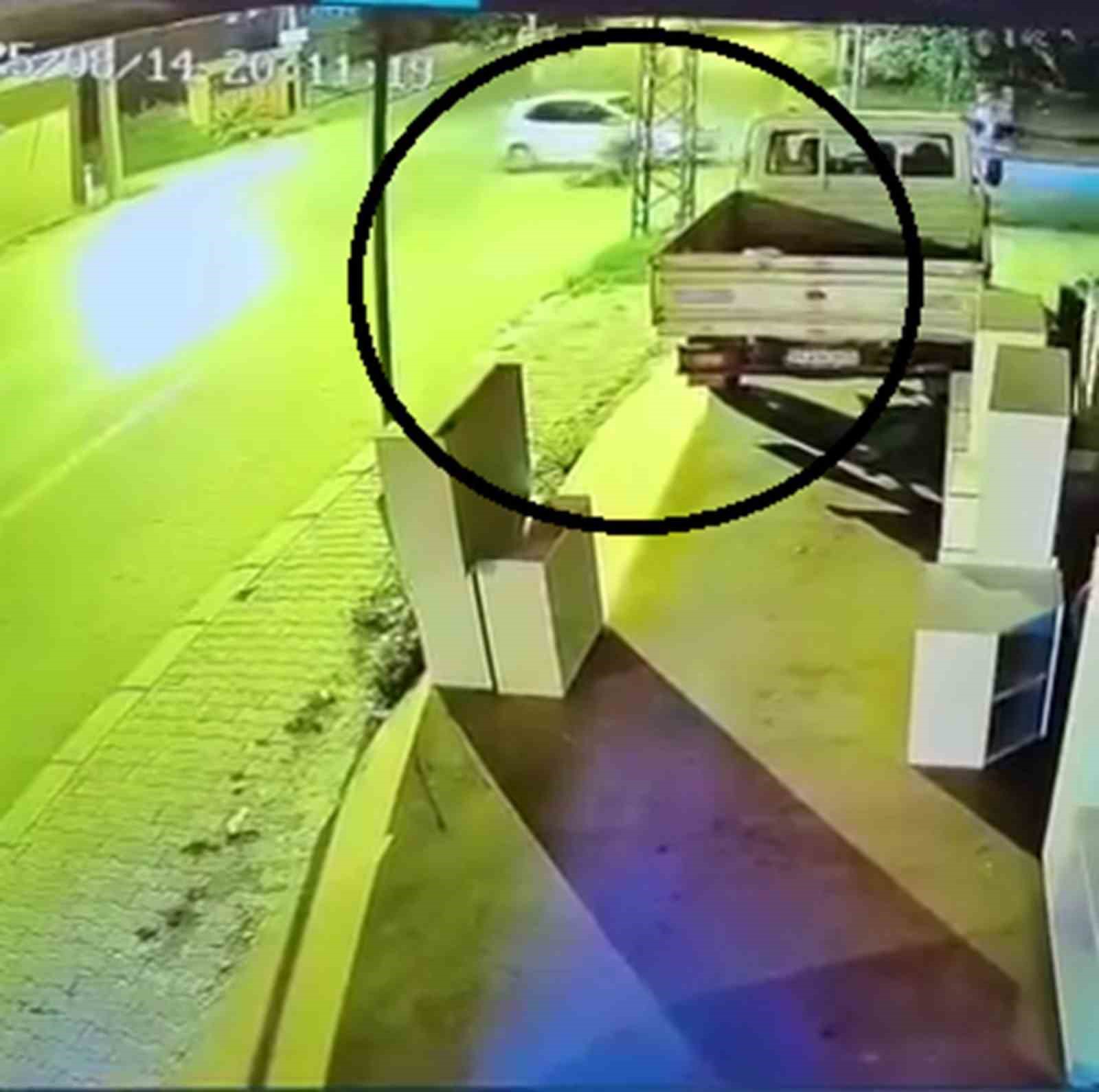 Otomobile ok gibi saplanan motosikletin sürücüsü metrelerce havaya uçtu