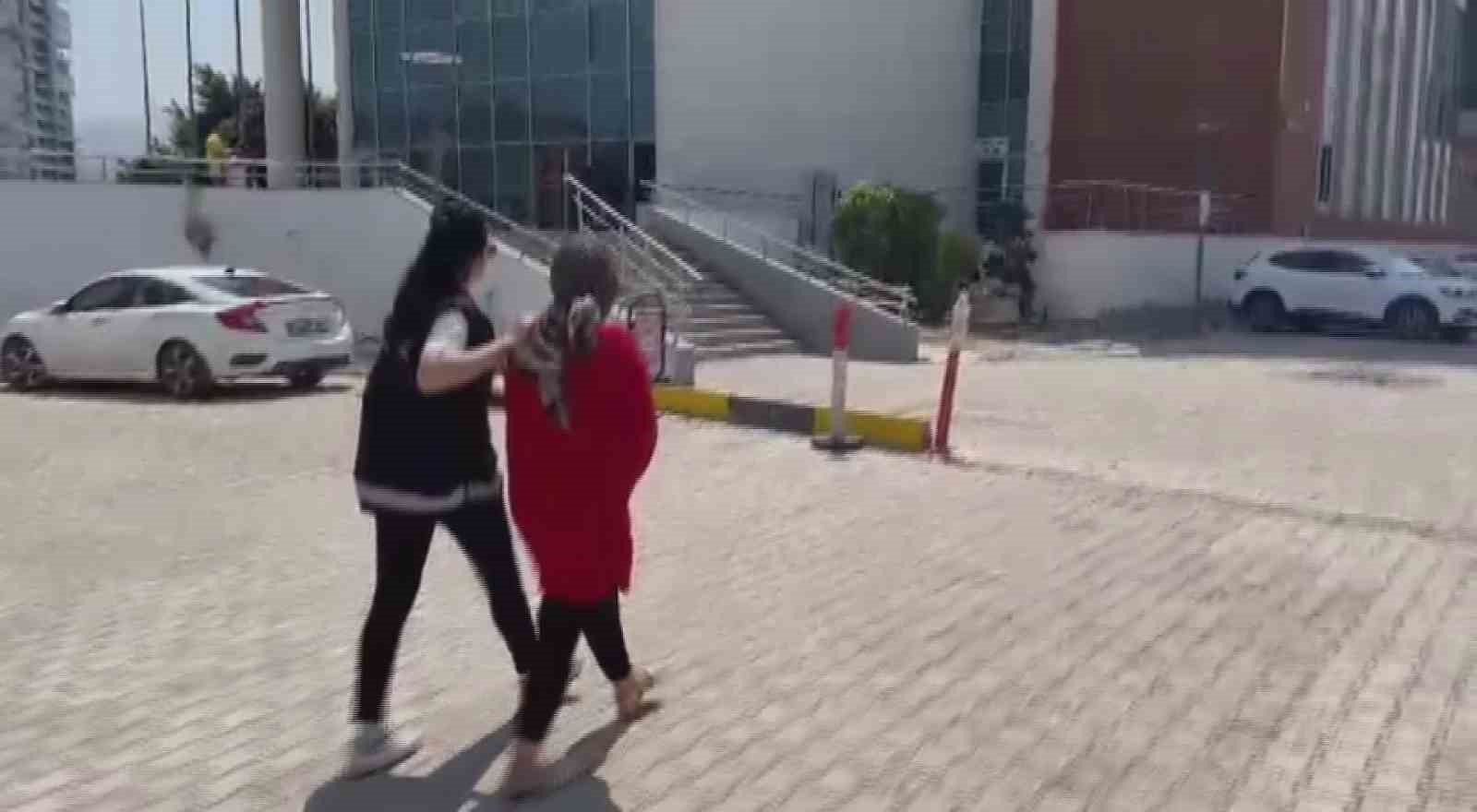 AVM’de 5 farklı mağazadan kıyafet ve ayakkabı çaldı