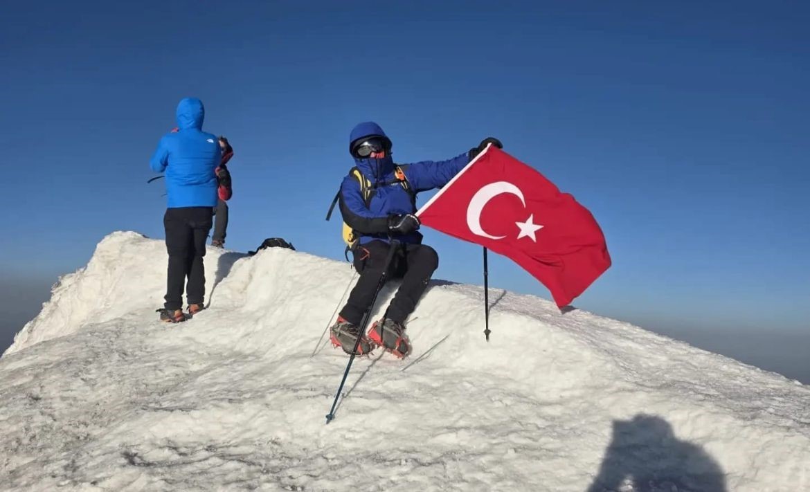 Ağrı Dağı zirvesine 3  Kütahyalı tırmandı