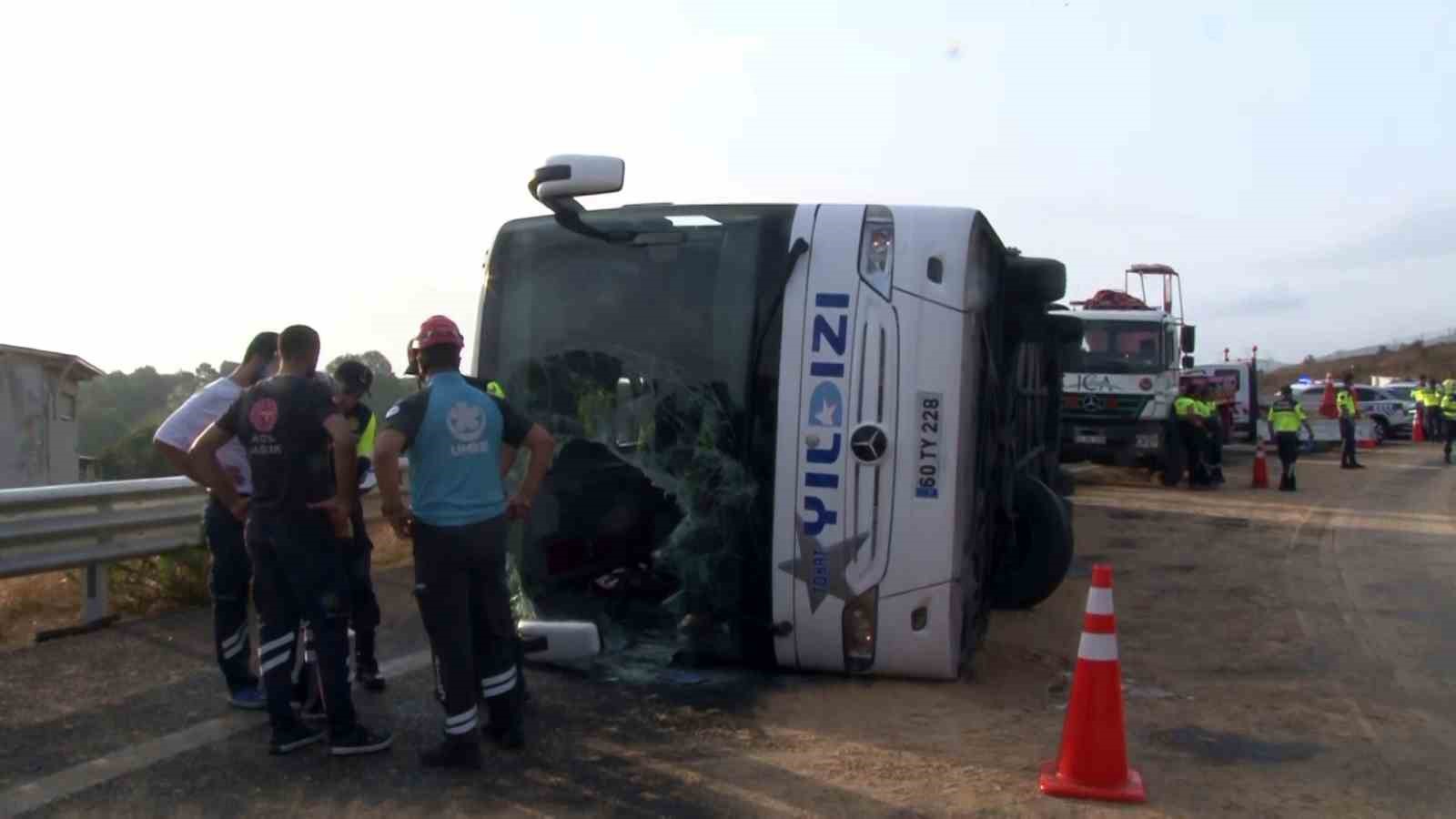 Sancaktepe’de 3 kişinin hayatını kaybettiği kaza sonrası yolcu otobüsü olay yerinden kaldırıldı