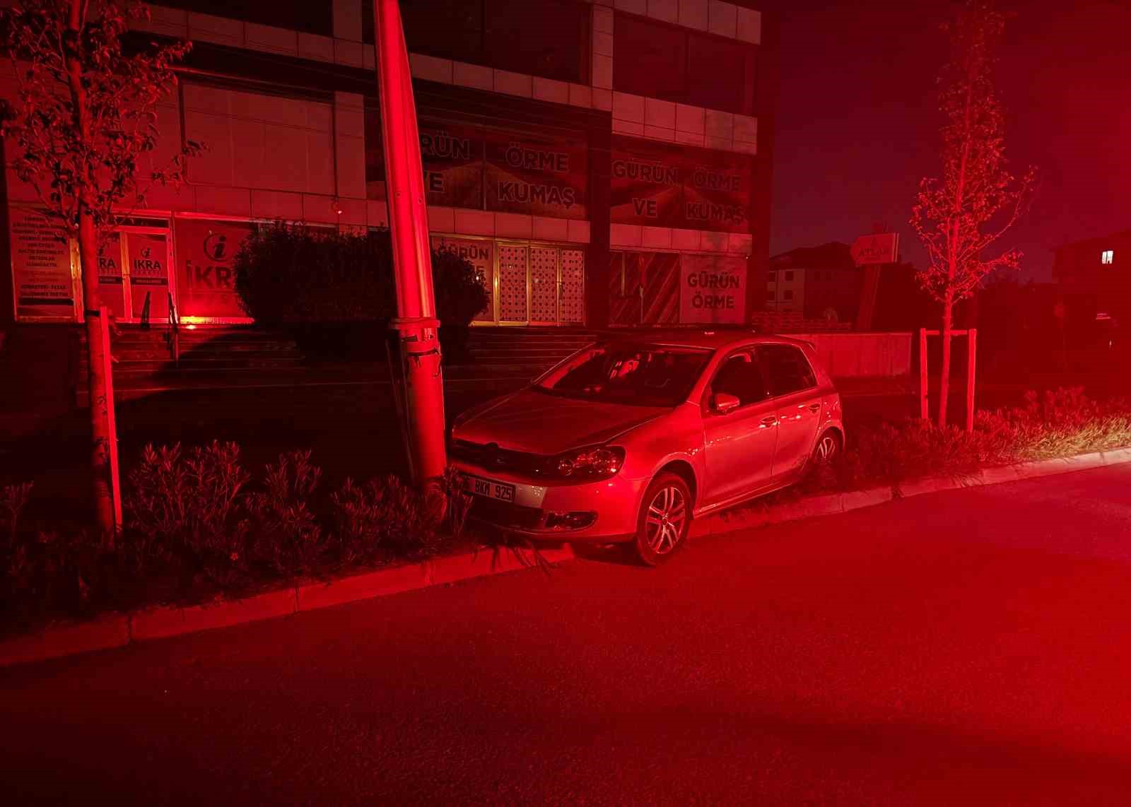 Bir hafta içinde aynı yerde ikinci kaza: Elektrik direğine çarptı