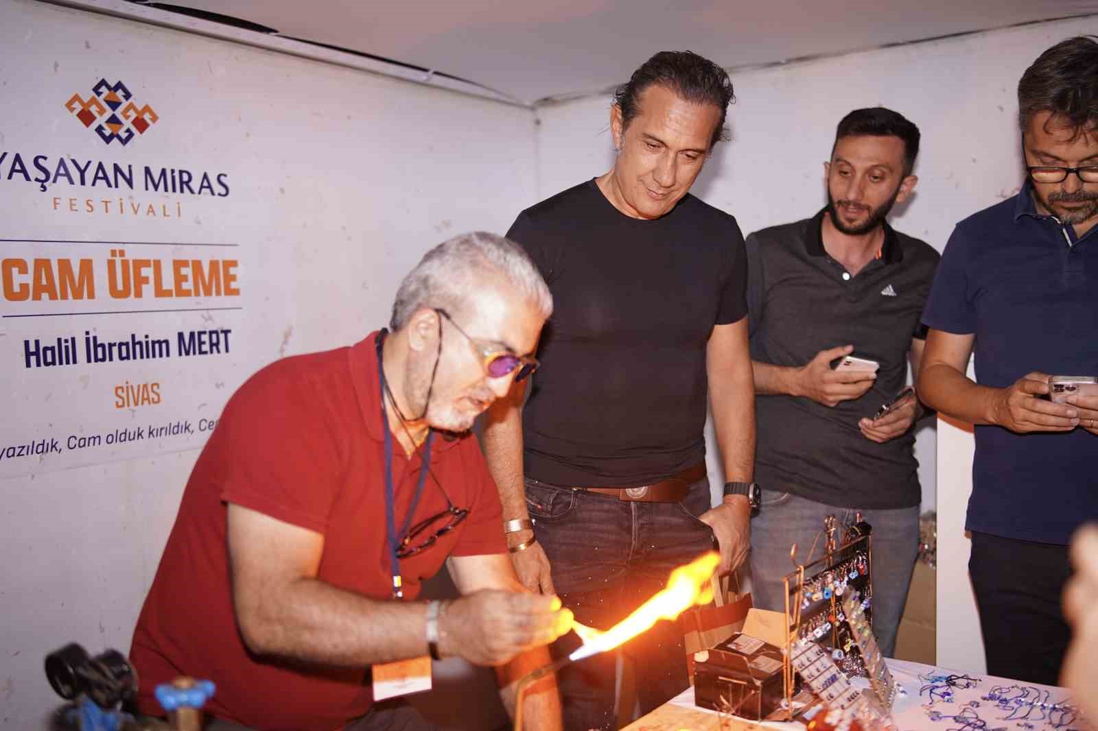 Erzincan’da sahne alan Kıraç, konser öncesi Somut Olmayan Kültürel Miras Taşıyıcılarıyla buluştu