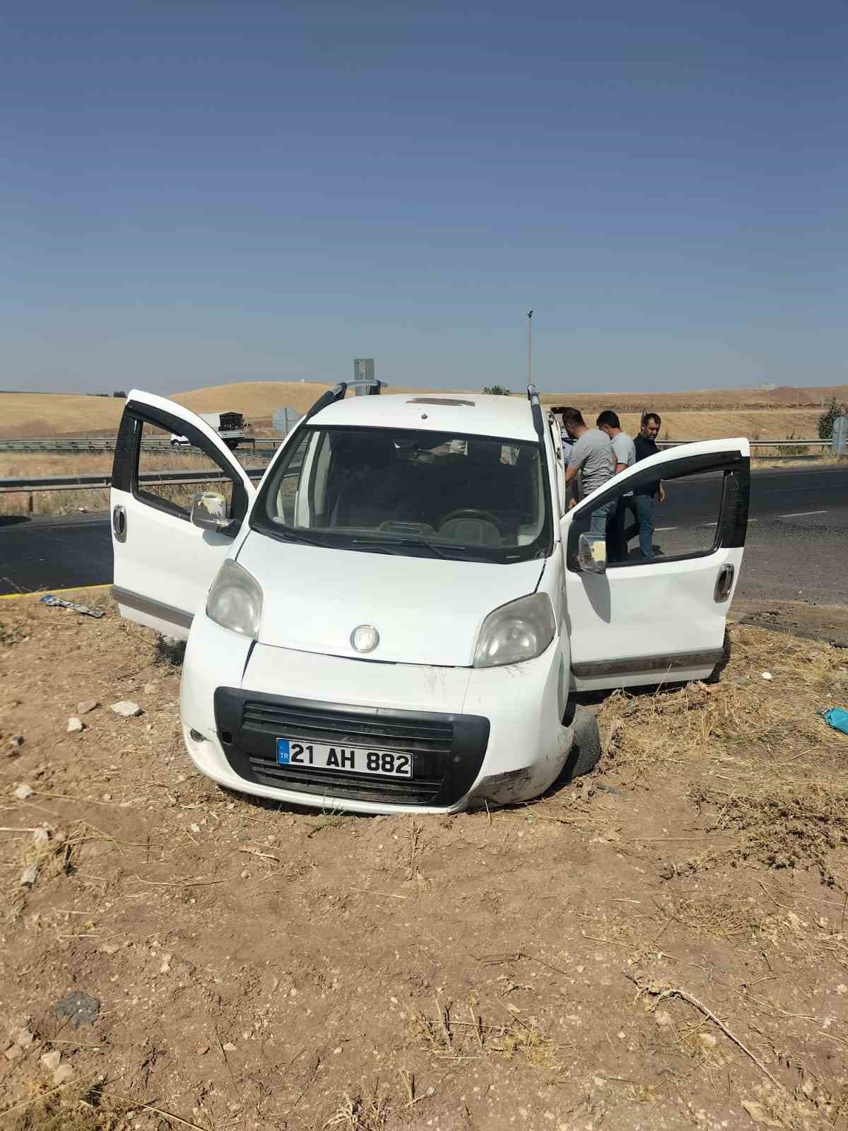 Diyarbakır’da hafif ticari ile otomobil çarpıştı: 5 yaralı