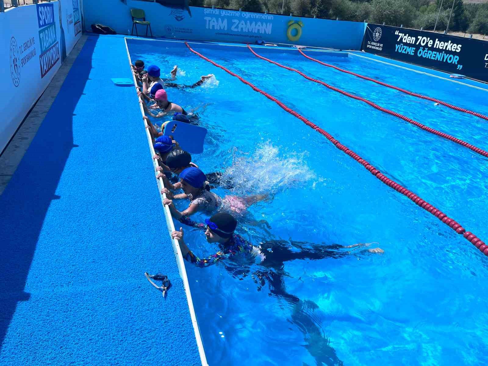 Tercan’da yüzme kursu açıldı