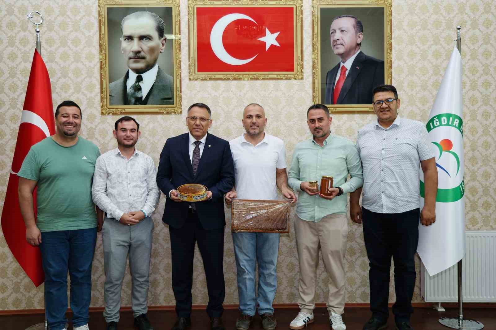 Iğdır Üniversitesi Ağrı Dağı eteklerinde ürettiği balın hasadını yaptı