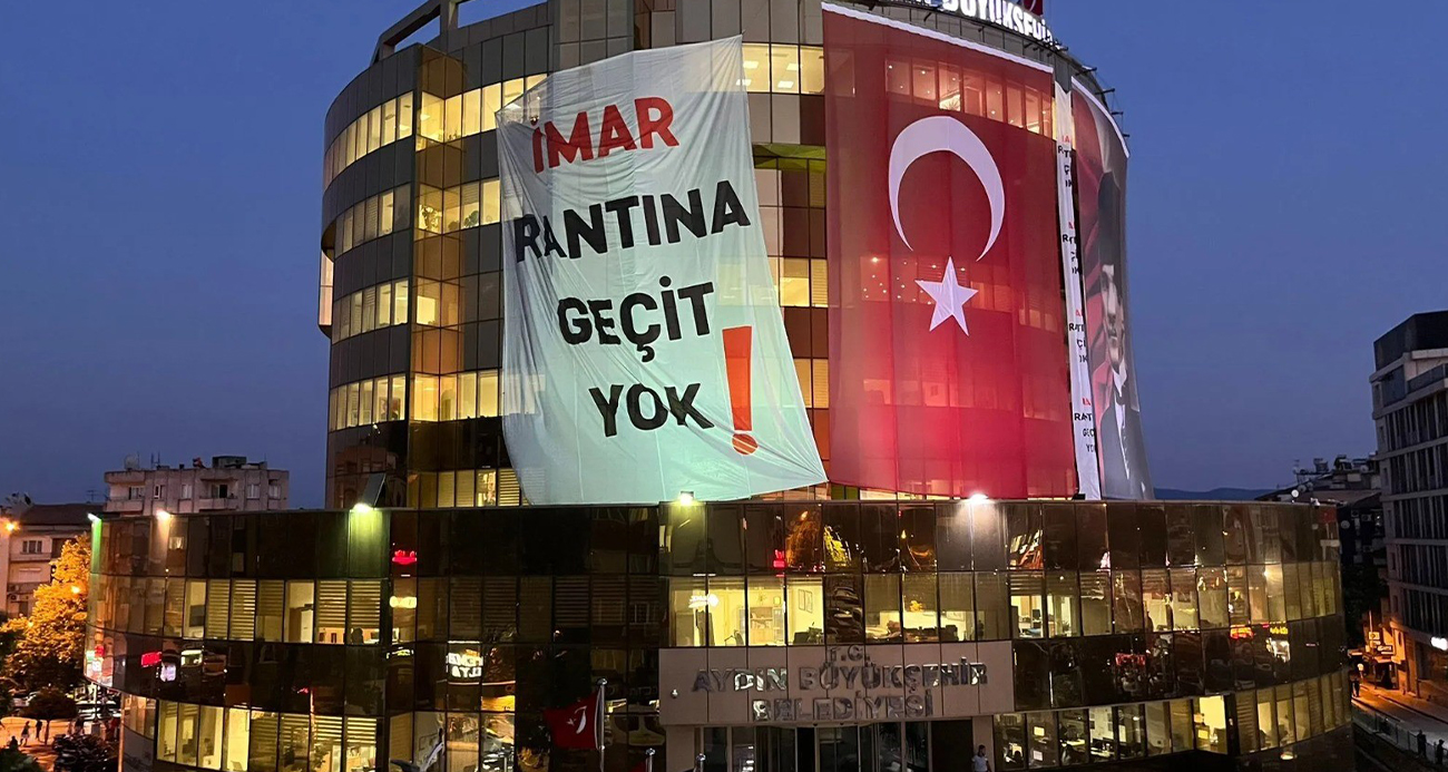 Aydın Büyükşehir Belediyesi binasına dev pankart: 