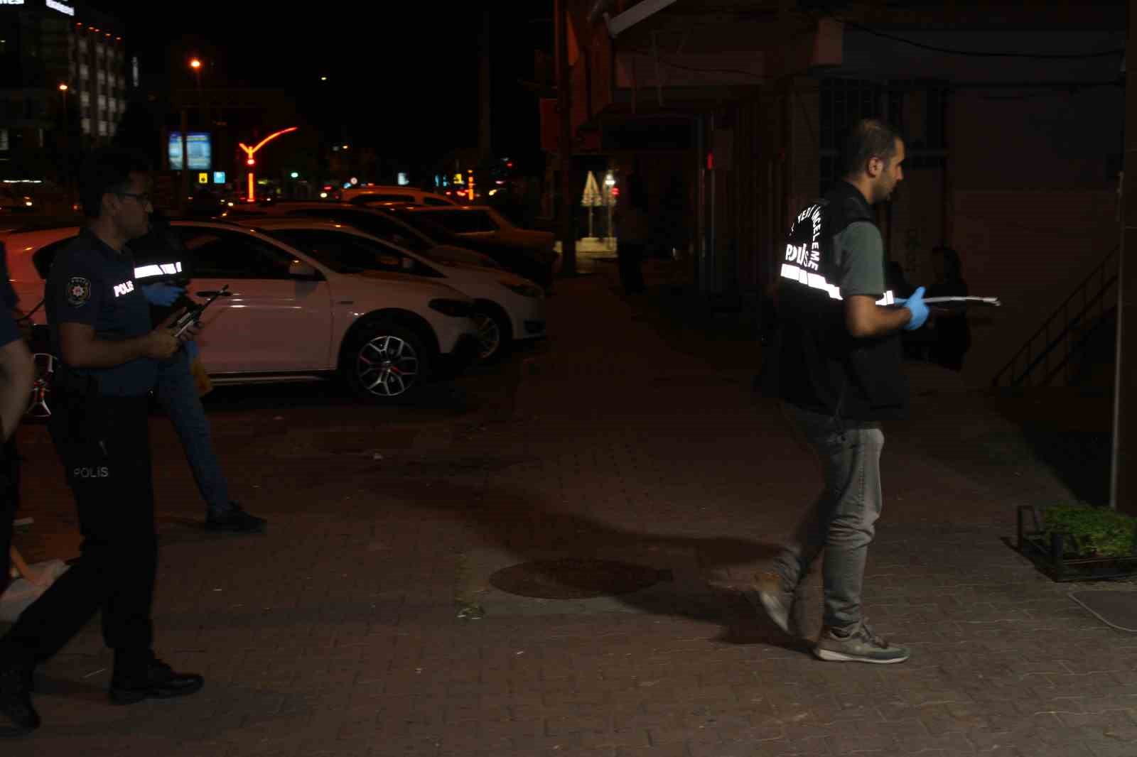 Husumetlileri çiçekçiyi dükkanında silahla yaralayıp kaçtı