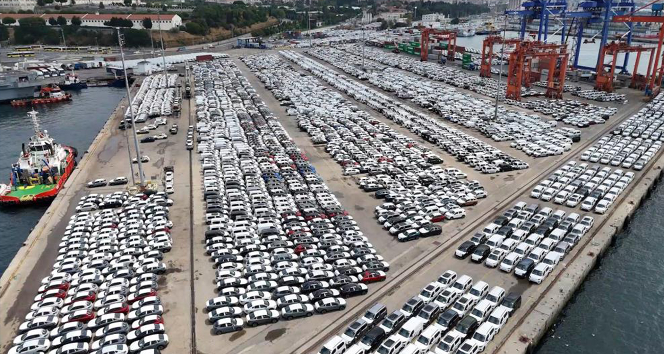 Haydarpaşa Limanı’nda binlerce ithal sıfır araç havadan görüntülendi