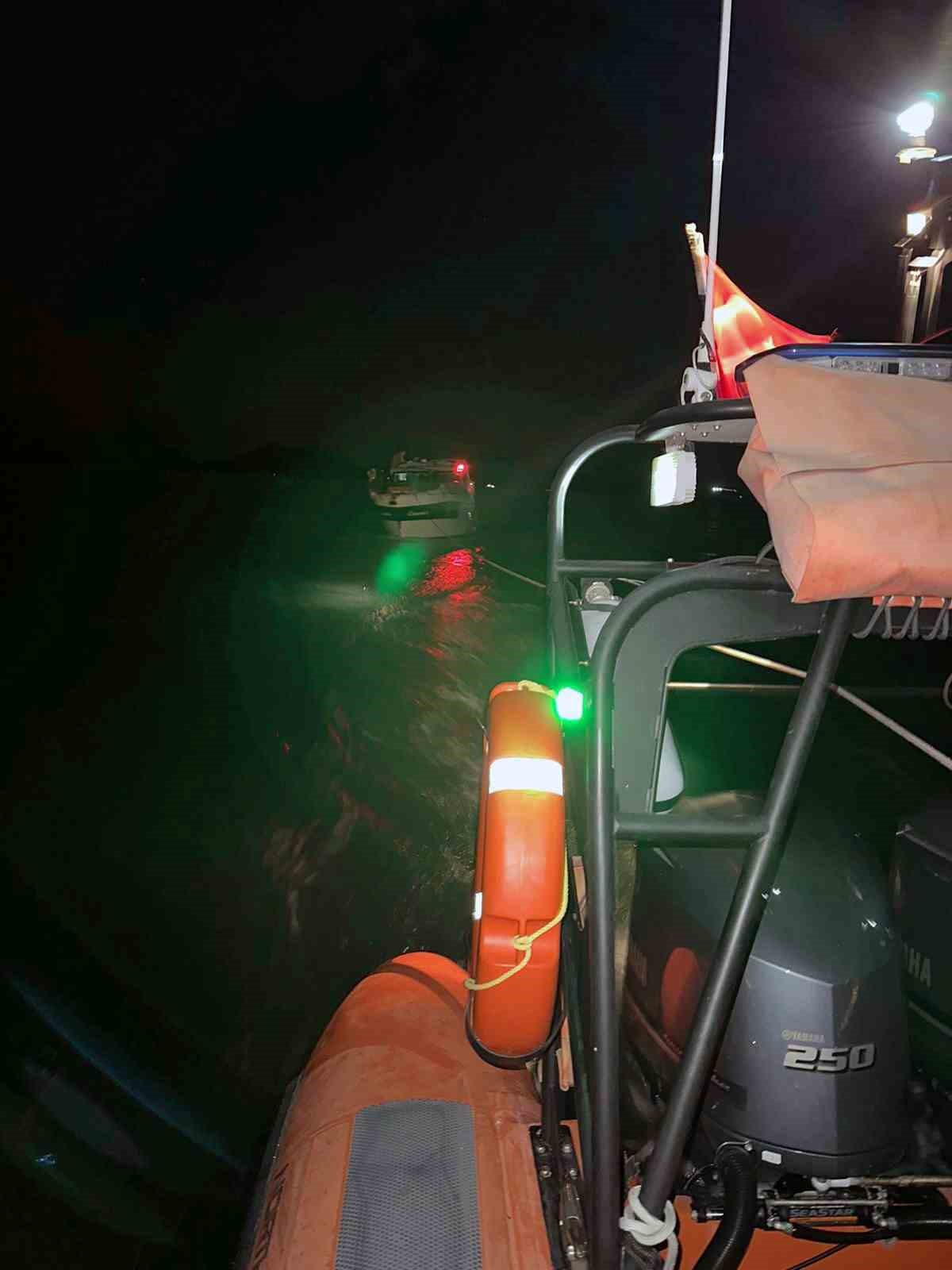 Dümen arızası sonrası sürüklenen tekne kurtarıldı