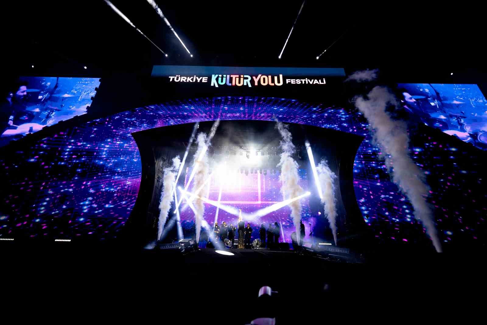 Merve Özbey memleketi Erzurum’da rüzgâr gibi esti