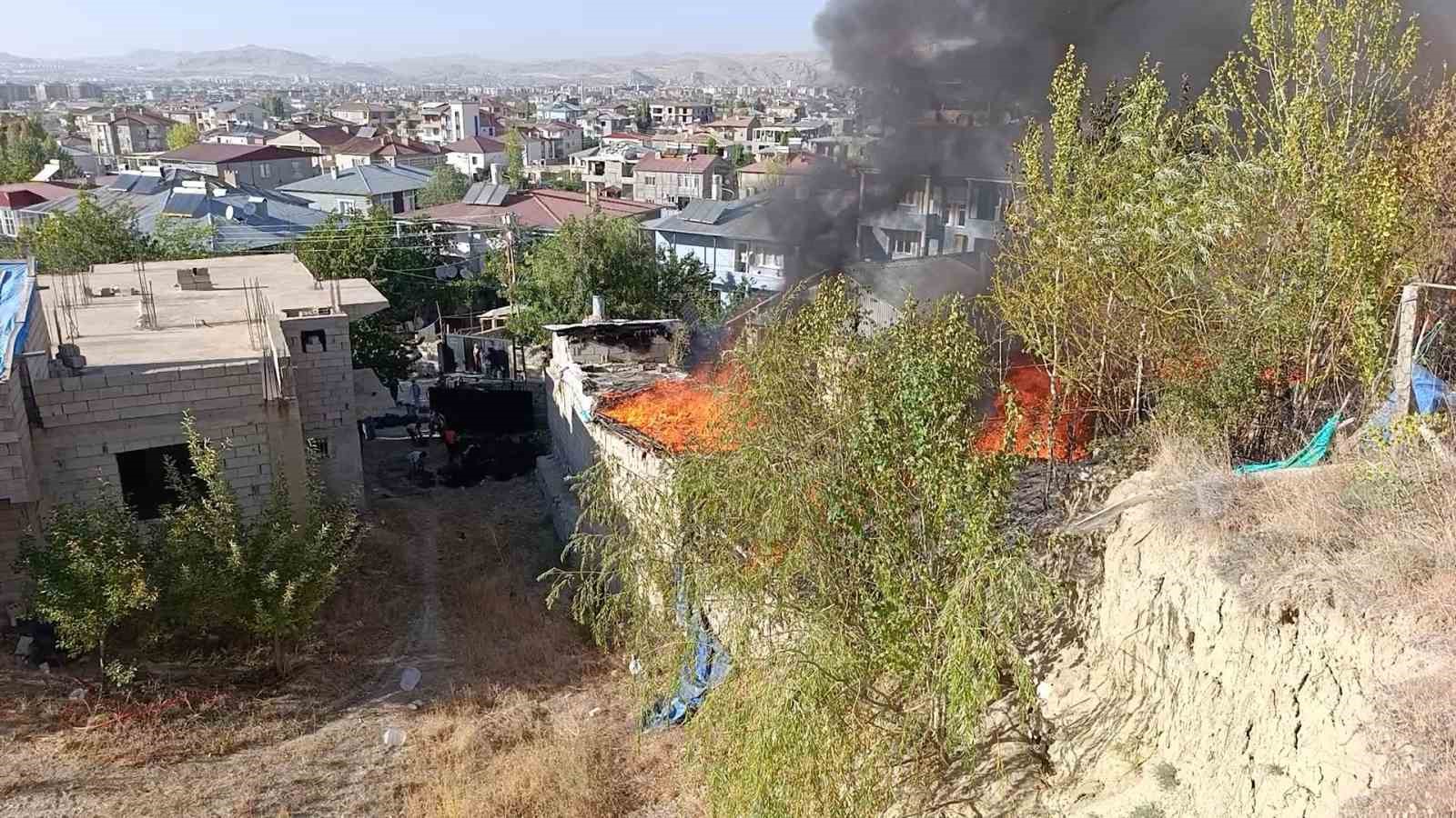 Van’da kömürlük alev alev yandı