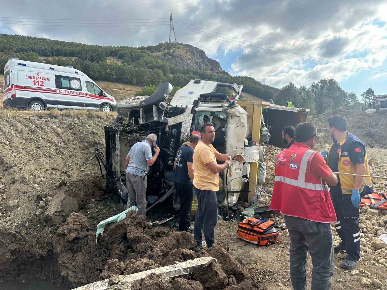 Tokat’ta hafriyat kamyonları çarpıştı, 1 sürücü ağır yaralandı