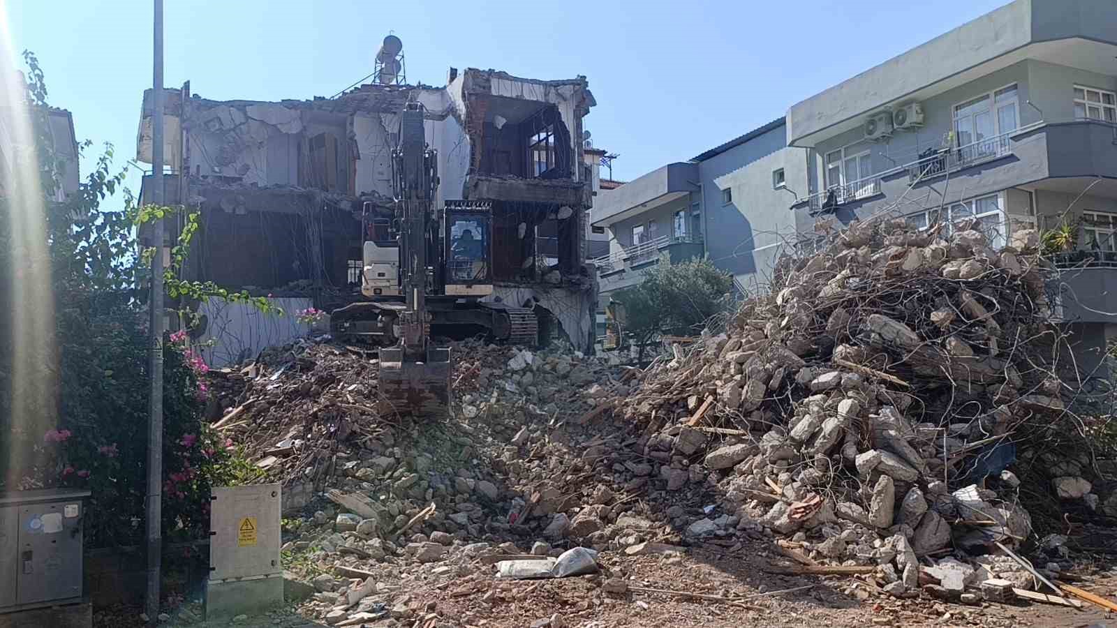 Arka sokaktaki yıkım evleri salladı, panikleyen mahalleli 112’yi aradı